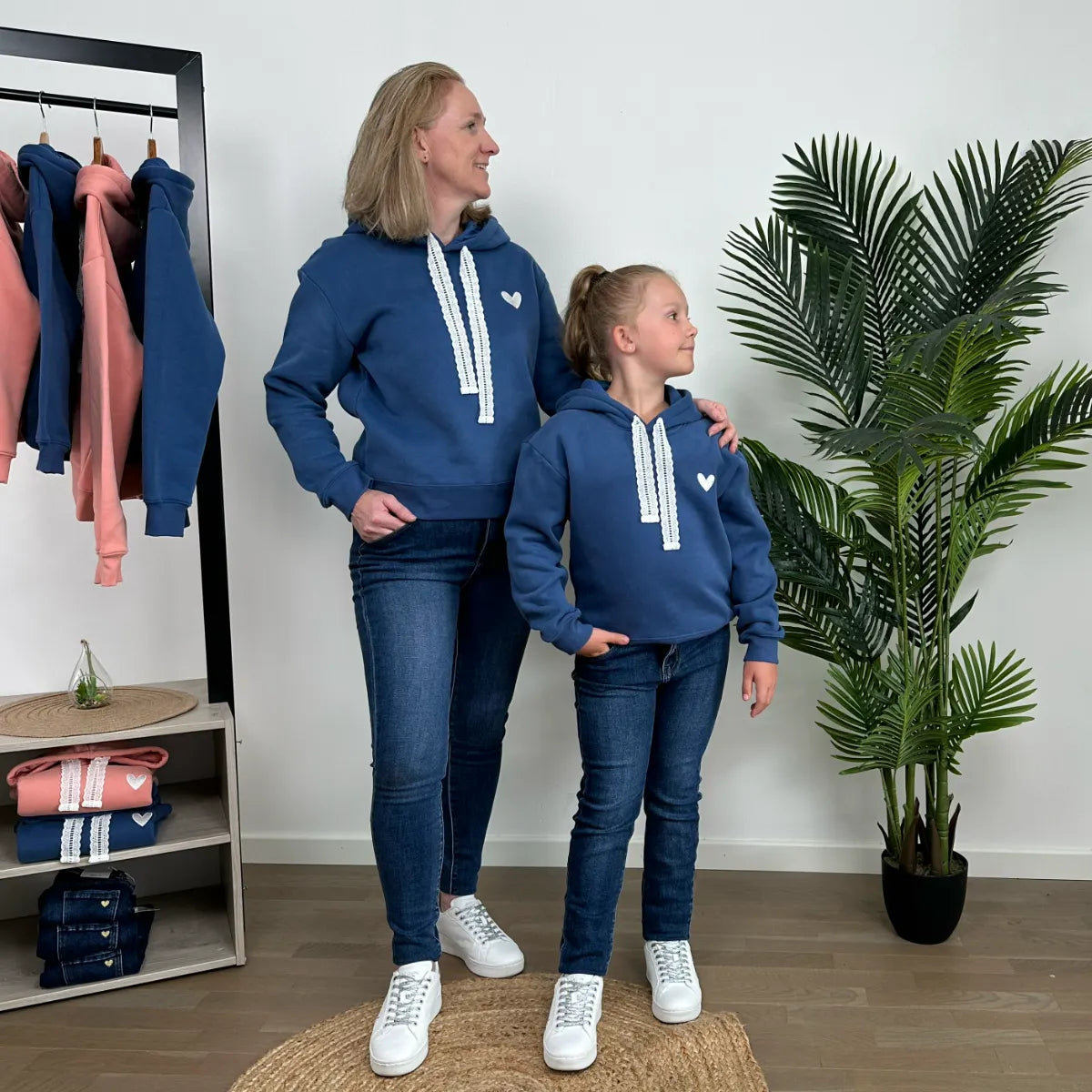 Sweat capuche rose enfant avec broderie et cordon en dentelle