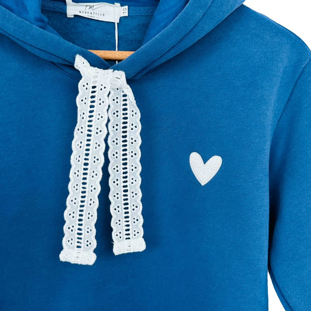 Sweat capuche bleu enfant avec broderie et cordon en dentelle